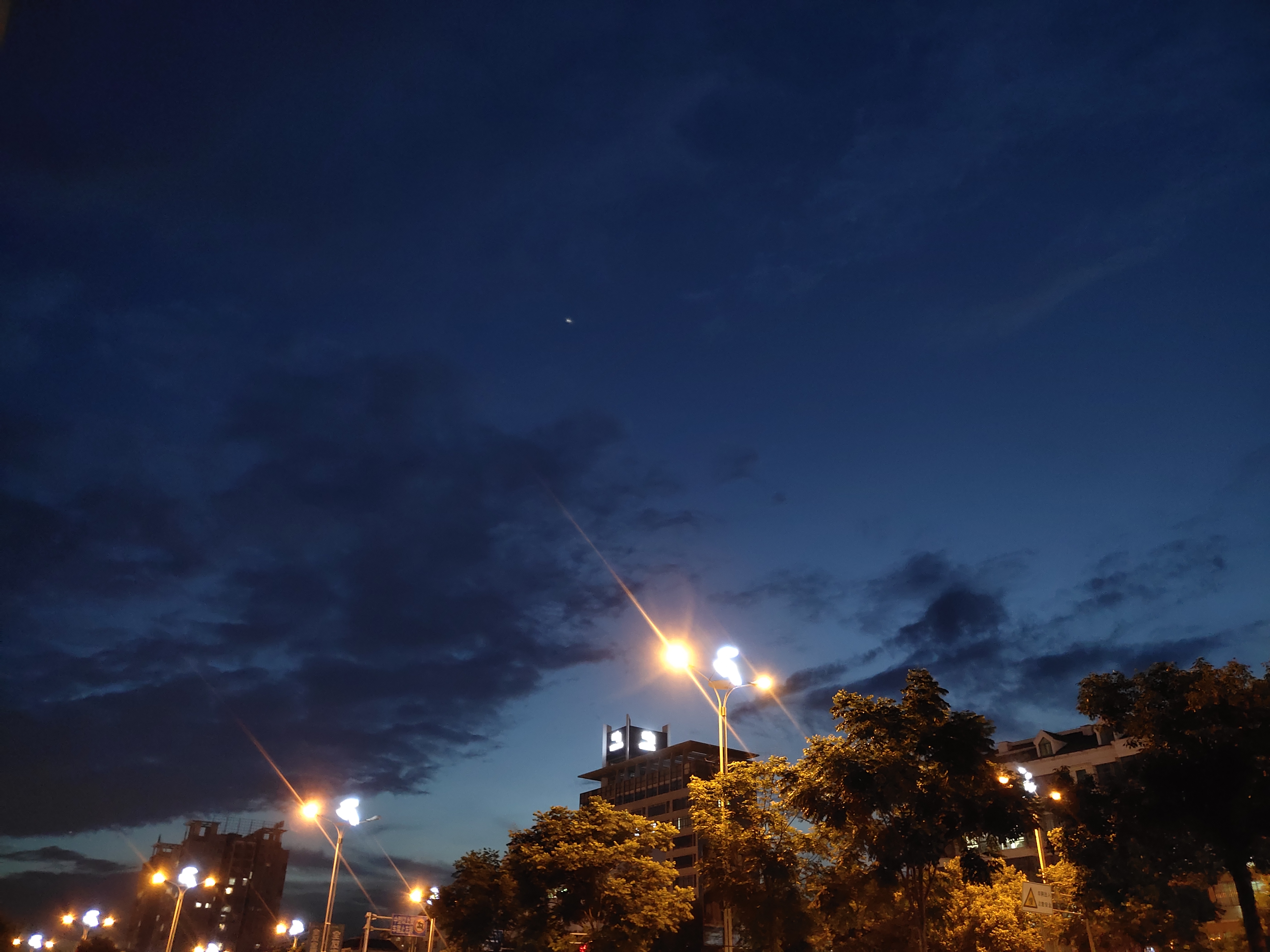 小城夜色.jpg
